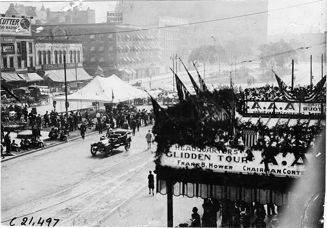 Pontchartrain Hotel and Cadillac Square at start of the 1909 Glidden Tour, Detroit, Mich.