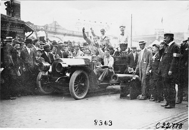 Studebaker press car at start of the 1909 Glidden Tour, Detroit, Mich.
