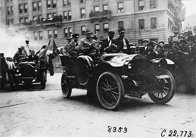 Cars at start of the 1909 Glidden Tour, Detroit, Mich.