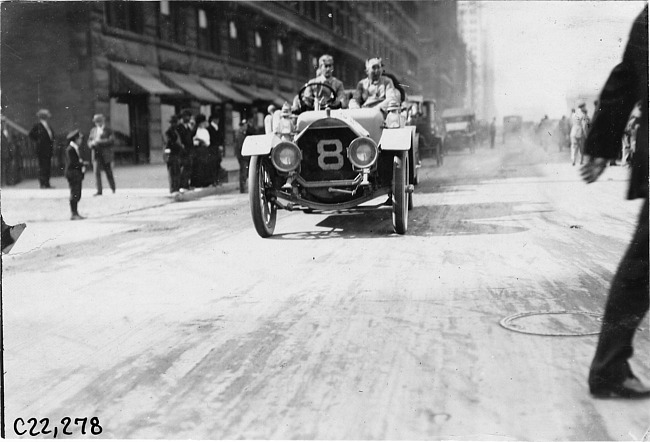 Car at start of the 1909 Glidden Tour, Detroit, Mich.