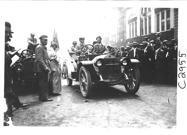 Simplex car at start of the 1909 Glidden Tour, Detroit, Mich.