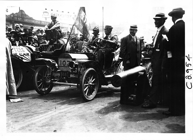 Brush runabout car at start of the 1909 Glidden Tour, Detroit, Mich.
