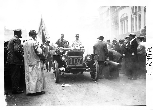 Maxwell car at start of the 1909 Glidden Tour, Detroit, Mich.