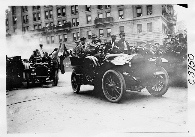 Studebaker car at start of the 1909 Glidden Tour, Detroit, Mich.