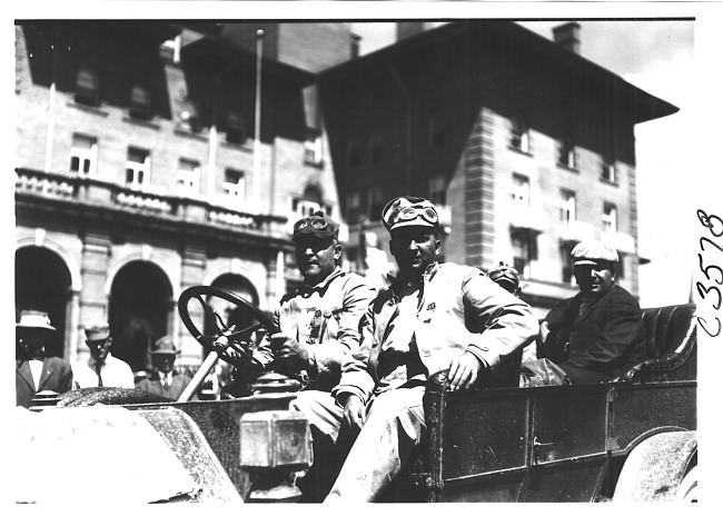 Midland car at start of the 1909 Glidden Tour, Detroit, Mich.