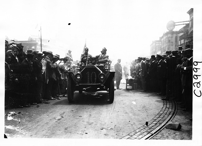 Glide car at start of the 1909 Glidden Tour, Detroit, Mich.