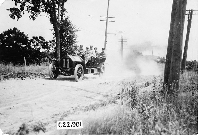 Thomas Flyer car on road to Jackson, Mich. In 1909 Glidden Tour