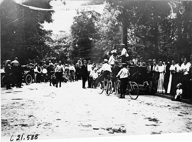 Jackson Auto Co. provides gasoline and lunch to 1909 Glidden tourists