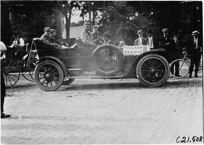Midland car checking in at Kalamazoo, Mich., 1909 Glidden Tour