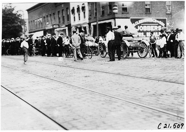 Crowd watching arrival of cars in Kalamazoo, Mich., 1909 Glidden Tour