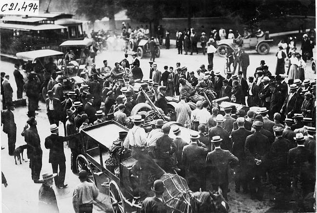Crowd surrounding cars checking in at Kalamazoo, Mich., 1909 Glidden Tour