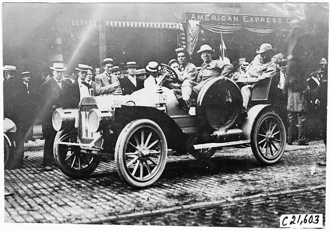 Mason car arriving in Kalamazoo, Mich., 1909 Glidden Tour