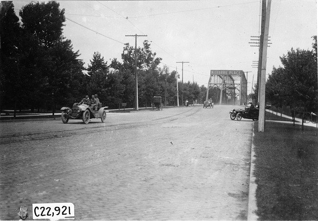 Glidden tourists leaving South Bend, Ind. at 1909 Glidden Tour