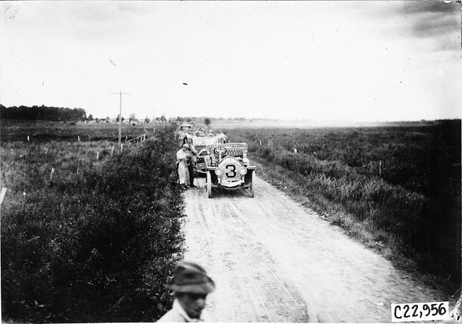 Line of cars on the road to Chicago, Ill. at 1909 Glidden Tour