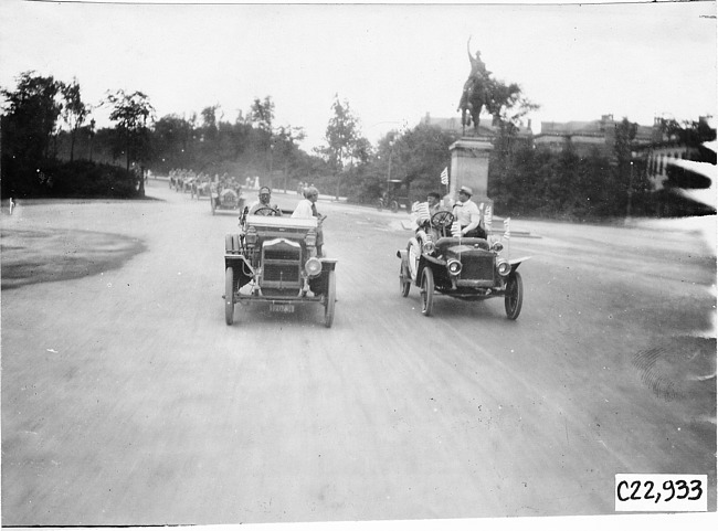 Glidden tourists arriving in Chicago, Ill. at 1909 Glidden Tour