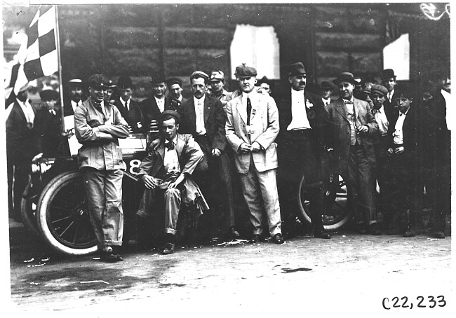Group at the starting point from Chicago, Ill., 1909 Glidden Tour
