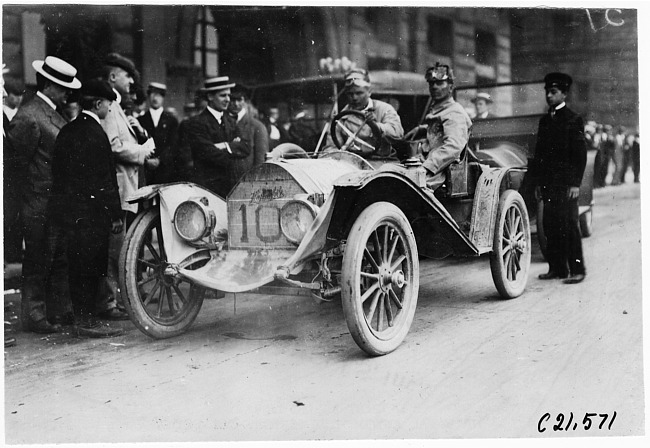 Hupmobile car #106 checking in at Chicago, Ill., at the 1909 Glidden Tour