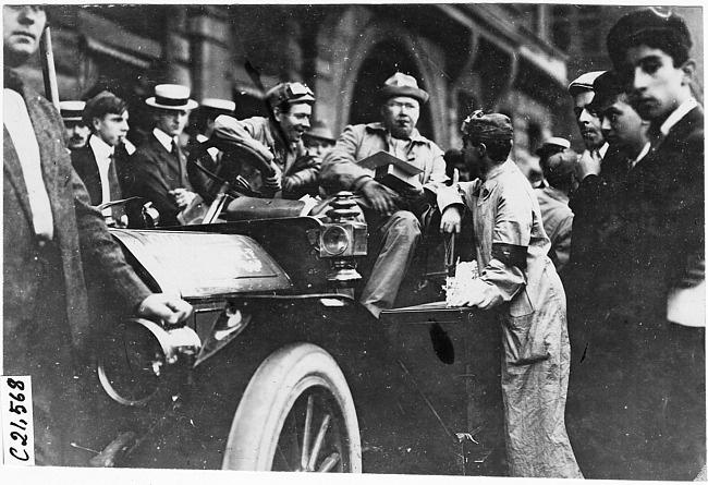 Studebaker press car checking in at Chicago, Ill., at the 1909 Glidden Tour