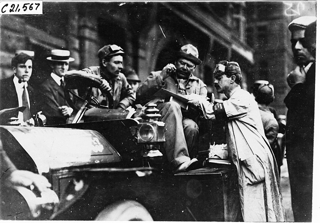 Dai Lewis in the Studebaker press car in Chicago, Ill., at the 1909 Glidden Tour