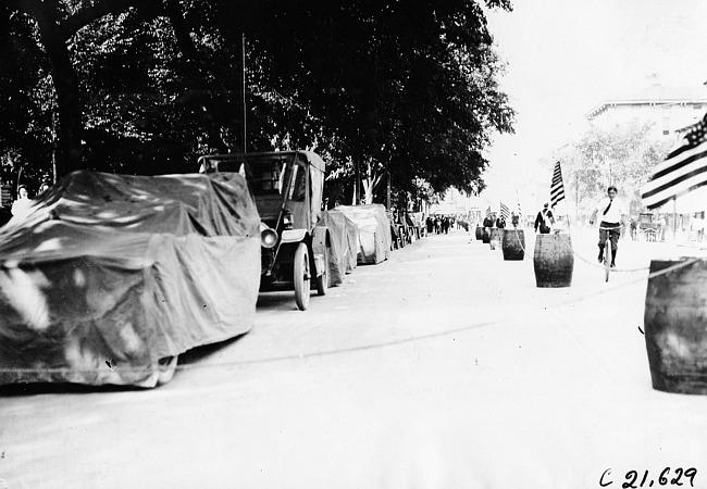 Cars line the side of the street in Madison, Wis., 1909 Glidden Tour