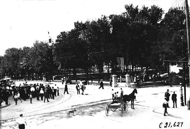 Tourists checking in at Madison, Wis., 1909 Glidden Tour