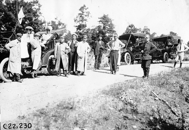 Group of Glidden tourists on the outskirts of Sauk City, Wis., 1909 Glidden Tour