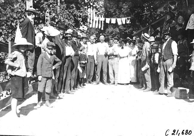 Group photo of Sauk City, Wis. reception committee members at the 1909 Glidden Tour