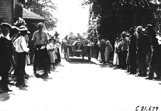 Jewell car arriving in Sauk City, Wis., 1909 Glidden Tour