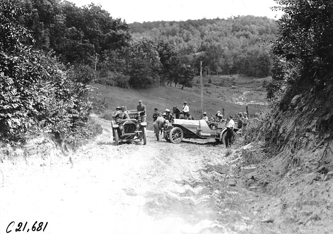 Shimp in malfunctioning Jewell car near Baraboo, Wis., at 1909 Glidden Tour