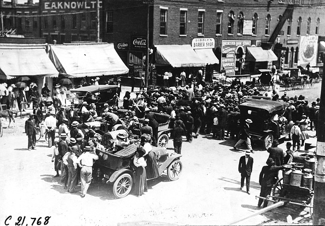 Large crowd greets arrival of Glidden tourists at Rochester, Minn. at the 1909 Glidden Tour