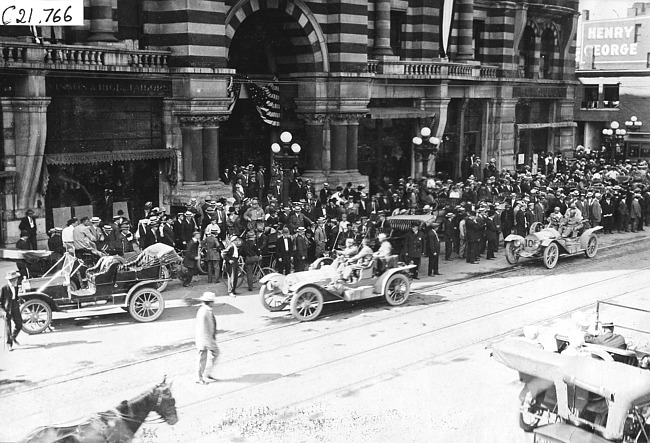 Large crowd greets arrival of Glidden tourists at the Hotel West in Rochester, Minn. at the 1909 Glidden Tour
