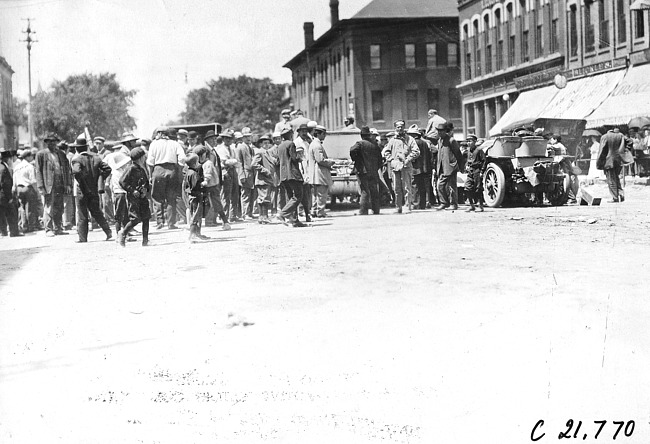 Crowd surrounds Glidden tourists in Rochester, Minn. at the 1909 Glidden Tour