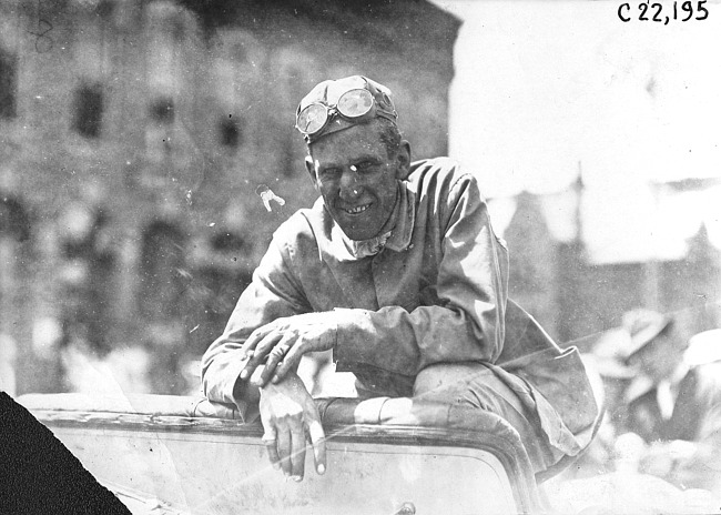 Harry Bill near Rochester, Minn., at the 1909 Glidden Tour