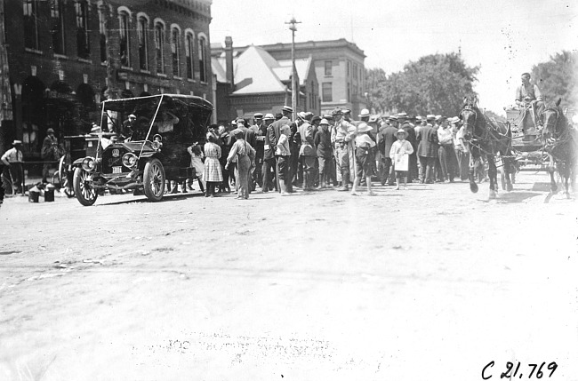 Reception committee awaiting the arrival of Glidden tourists in Rochester, Minn., at the 1909 Glidden Tour