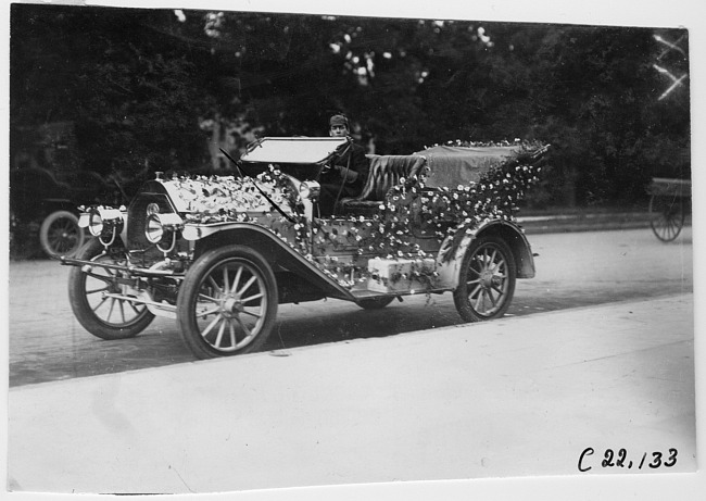 Zimmerman in decorated Oldsmobile car for parade in Minnesota, at the 1909 Glidden Tour