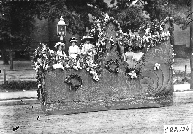 Winton car decorated for parade in Minnesota, at the 1909 Glidden Tour