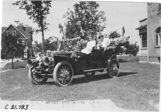 Aza Bains in the decorated Winton car at the parade in Minnesota, at the Glidden Tour