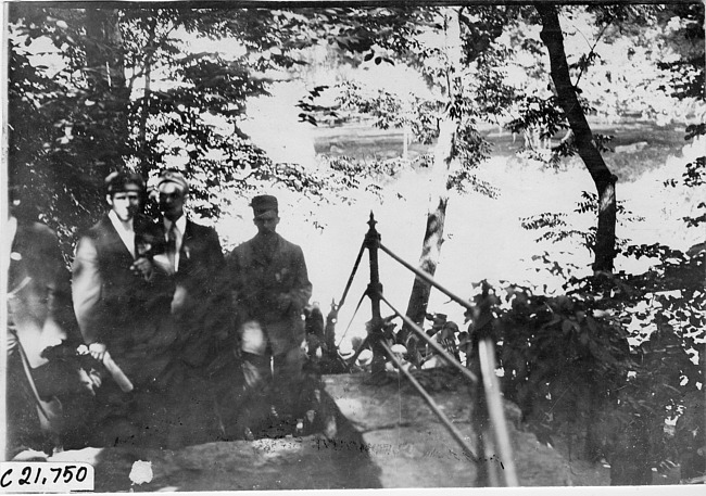 Glidden tourists at Minnehaha Park, at 1909 Glidden Tour