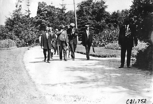 Glidden tourists at Minnehaha Park, at 1909 Glidden Tour