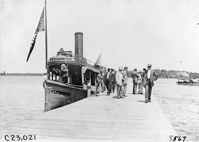 Glidden tourists on outing to Lake Minnetonka, at 1909 Glidden Tour