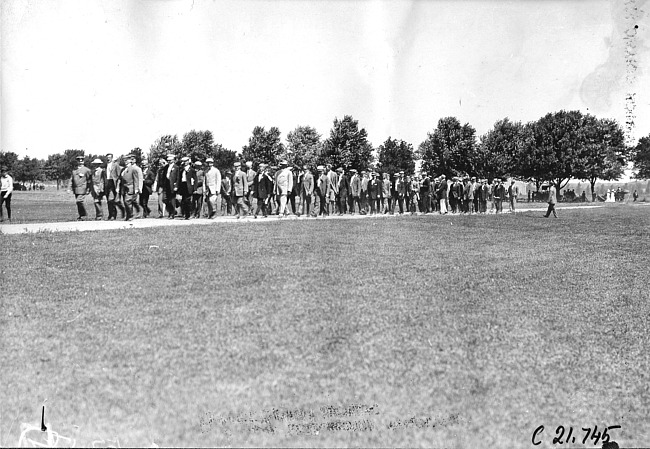 Glidden tourists walking to Fort Snelling, at 1909 Glidden Tour