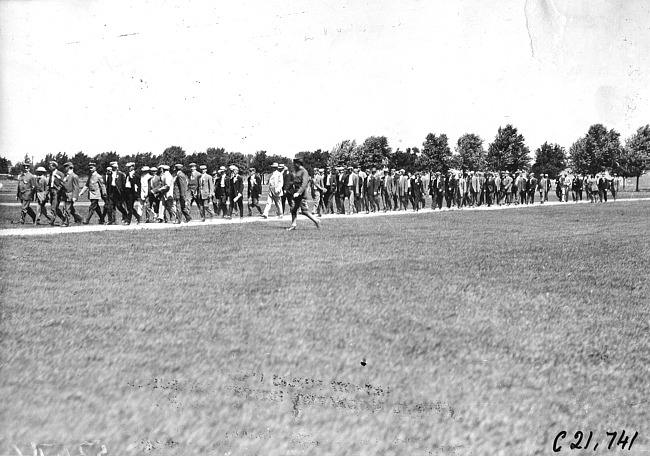 Glidden tourists walking to Fort Snelling, at 1909 Glidden Tour