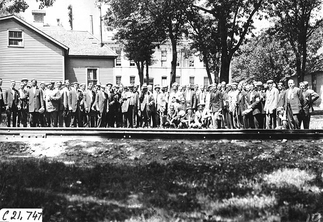 Glidden tourists pose behind railroad tracks at Fort Snelling, Minn., at 1909 Glidden Tour