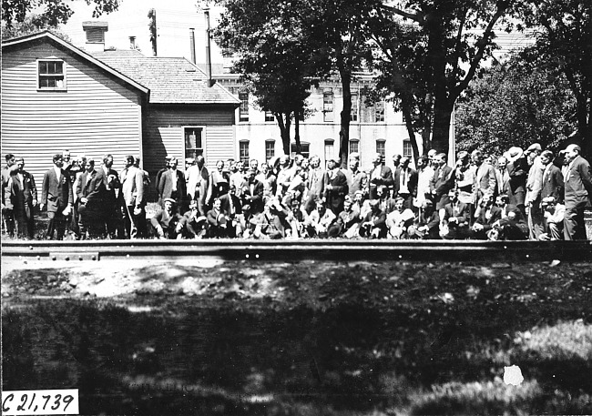 Glidden tourists pose behind railroad tracks at Fort Snelling, Minn., at 1909 Glidden Tour