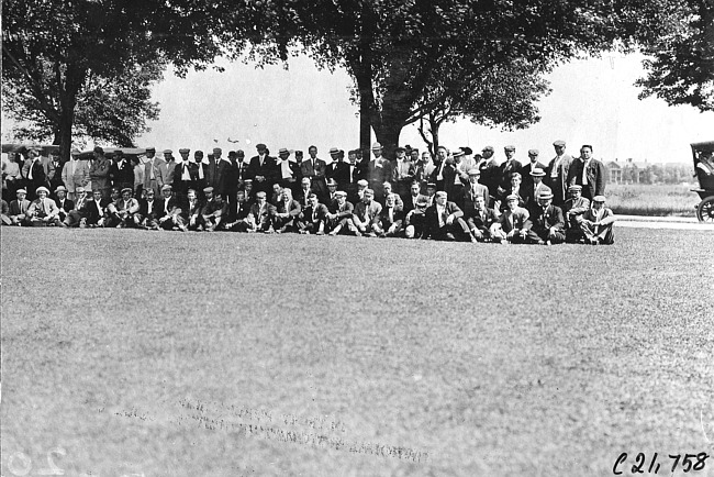 Glidden tourists pose under trees at Fort Snelling, Minn., at 1909 Glidden Tour