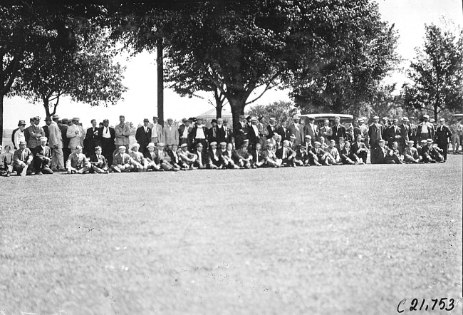 Glidden tourists pose under trees at Fort Snelling, Minn., at 1909 Glidden Tour