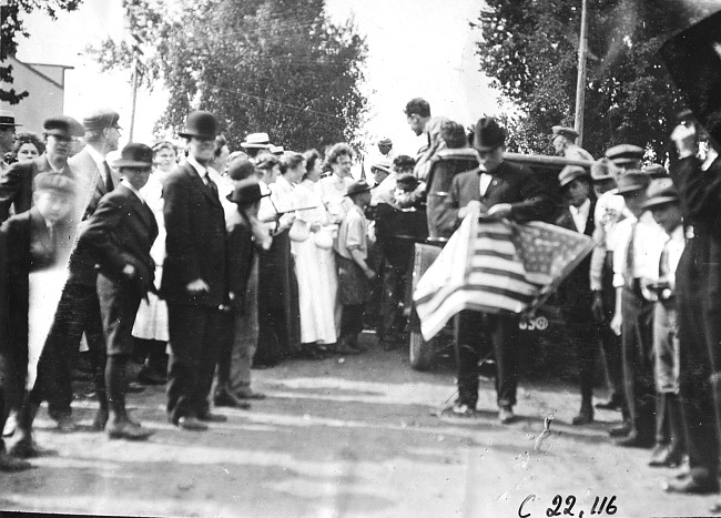 Glidden tourists, possibly in Mankato, Minn., 1909 Glidden Tour
