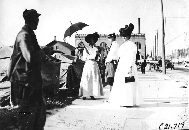 People in Minneapolis, Minn., at the 1909 Glidden Tour