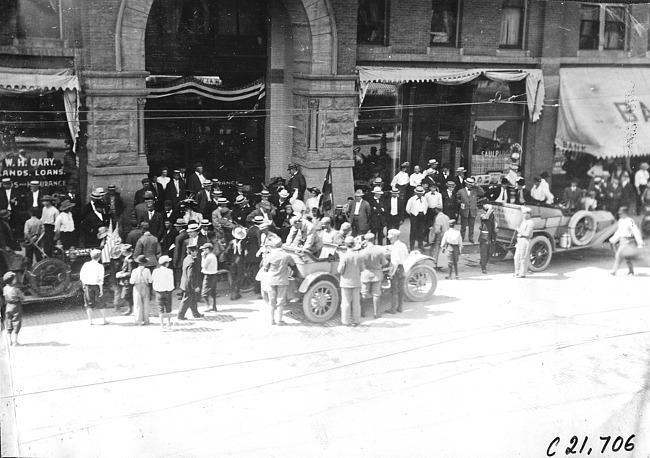 Cars leaving Mankato, Minn., at 1909 Glidden Tour