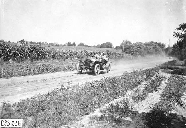 Participants on a dirt-paved road in Iowa, at the 1909 Glidden Tour